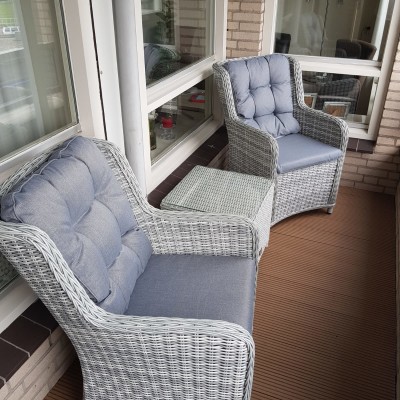 Met de stoelen en tafel van AVH-Outdoor is ons balkon compleet en kunnen we heerlijk genieten
