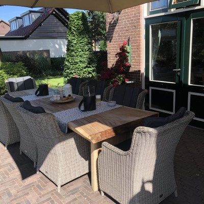 Een heerlijke grote boomstam tafel met 8 stoelen.