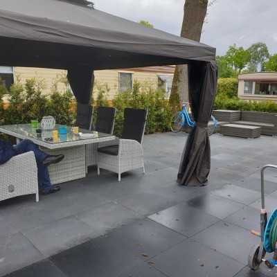 Na veel tegenslag met de aanleg van onze tuin mogen we nu sinds vorige week eindelijk genieten van dit super mooie tuinset.