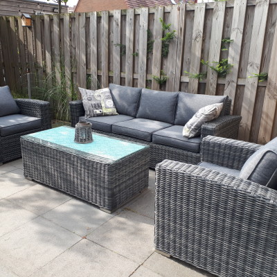 Heerlijk genieten van onze loungeset nu we niet op vakantie kunnen