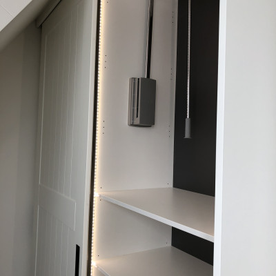 Raffito schuifkast met led-verlichting op de staander en kleding lift