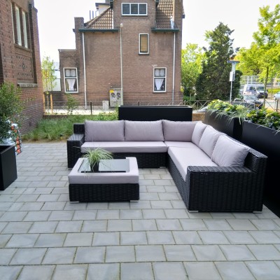 Mooie hoekbank op terras oude ambachtschool !!