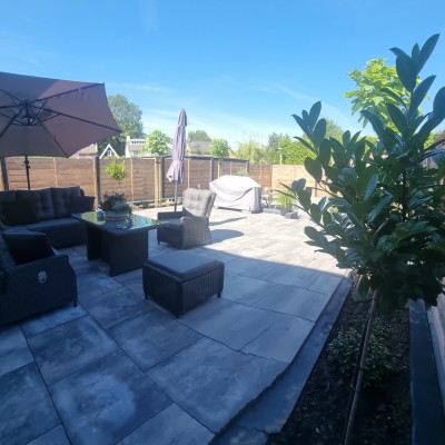 Onze droomtuin bijna af, maar met onze lounge- diningset ziet het er al helemaal af uit!!