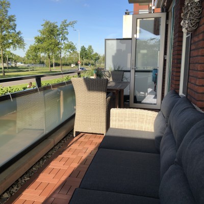 2 prachtige en comfortabele dinerstoelen inclusief 4 hockers te gebruiken als tafeltje of als krukje voor bij de eettafel !