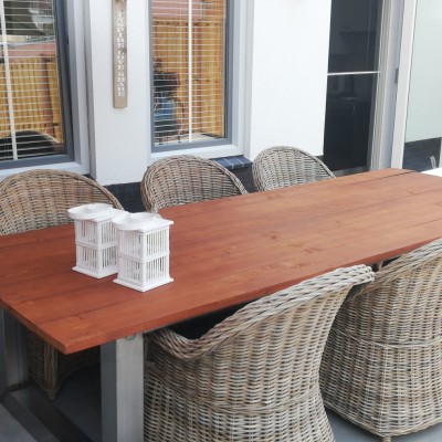 Geweldig mooie tuinstoelen aan onze eigen gemaakte buitentafel.