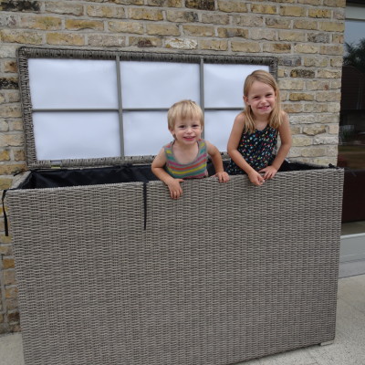 In deze kussenbox van avh kunnen we ons goed verstoppen