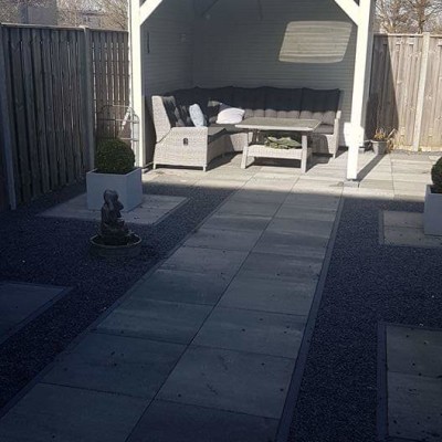 Mijn mooie tuin met lekkere lounge set van 1500 euro .. wat geniet ik op deze manier van de zon en de geluiden van de natuurlijk .. spelende kinderen ..En een blije hond