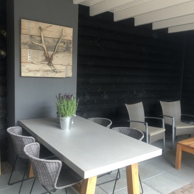 Onze nieuwe terrastafel in de overkapping.