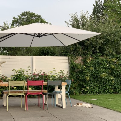 Dankzij de snel geleverde parasol van AHV- outdoor kan onze poes lekker koel chillen met dit warme weer!