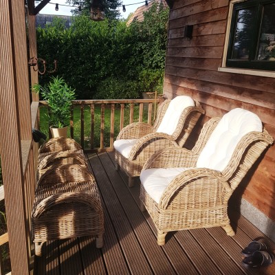 Heerlijk plekje op de veranda met deze geweldige stoelen