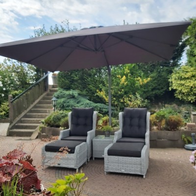 Wat genieten we enorm van onze bij AVH gekochte zweefparasol.