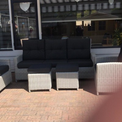Zeer mooi lounge set netjes en goed verpakt.