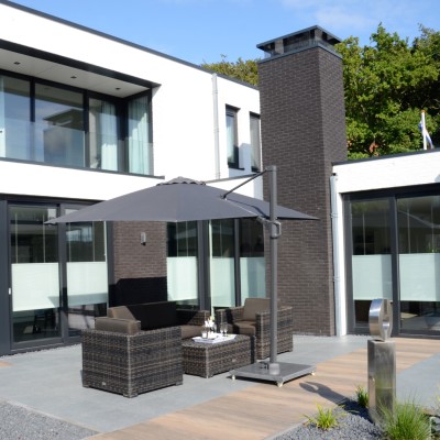 Parasol volledig in harmonie met het huis en de tuin!