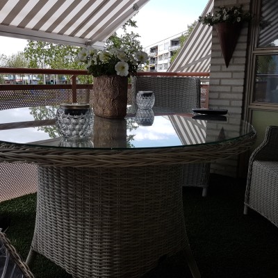 Tuinstel op balkon laat de zon maar komen