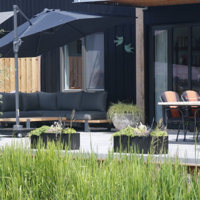 Nieuw terras, ingericht met AVH-tuinmeubelen
