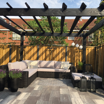 Deze prachtige loungeset van AVH-Outdoor Tuinmeubelen maakt onze nieuwe tuin helemaal af!