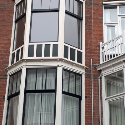 Kunststof kozijn (bovenverdieping) vs houten kozijn (onderste kozijn)
