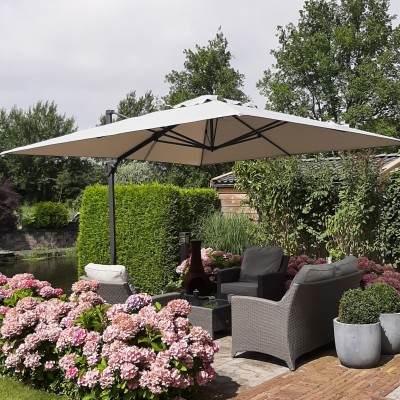 Wat heerlijk dat ons terras nu helemaal overdekt is met de grijze zweefparasol van AVH!