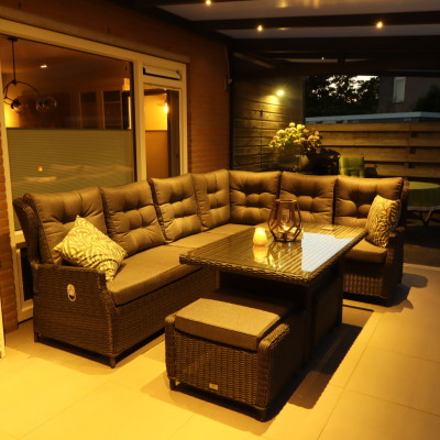 Nu is onze overkapping compleet met deze prachtige lounge-diningset Ibiza Premium van AVH Outdoor