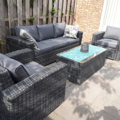 Heerlijk genieten van onze loungeset nu we niet op vakantie kunnen