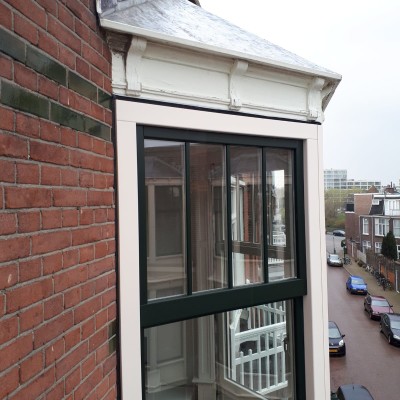 Kunststof kozijn in crème wit en denngroen