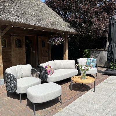 In de tuin 🌳 genieten van de mooie 4 Seasons tuinmeubelen geleverd door “AVH Oudoor Tuinmeubelen