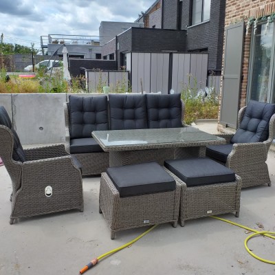 Nu genieten van de super mooie zetels apperetiefje hapjes vrienden en de zon tot s avond laat