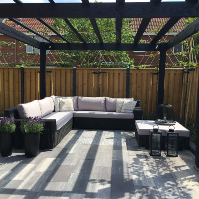 Deze prachtige loungeset van AVH-Outdoor Tuinmeubelen maakt onze nieuwe tuin helemaal af!