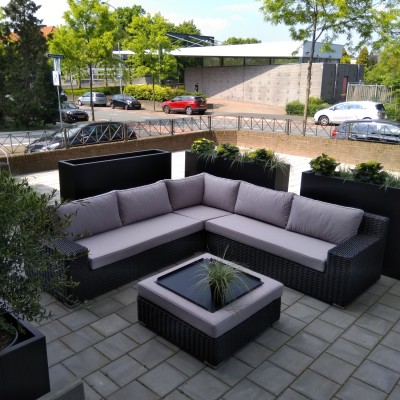 Mooie hoekbank op terras oude ambachtschool !!