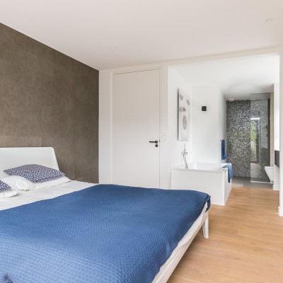 Ouderslaapkamer/ inloop-badkamer