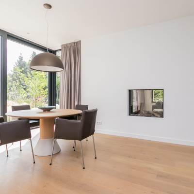 Eetkamer/ doorkijkhaard