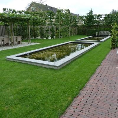 Strakke tuin met vijvers