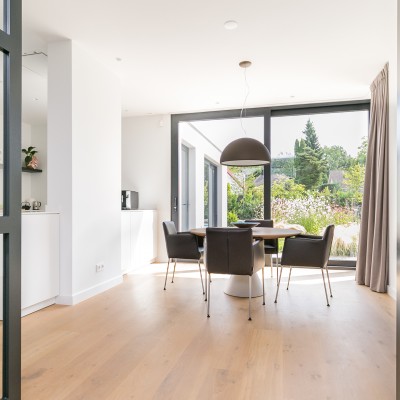 Taatsdeuren open naar eetkamer