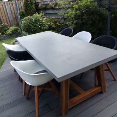 Schitterende tuintafel van betonlook