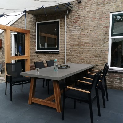 Heel blij met onze stoere tuintafel