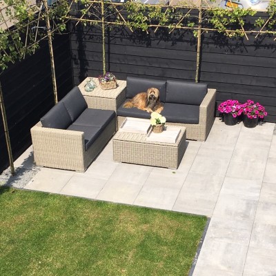 de hond vindt de nieuwe tuinset van AVH geweldig!