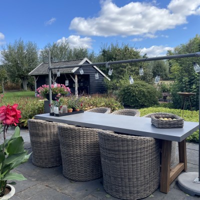 We zijn superblij met onze nieuwe tuintafel!