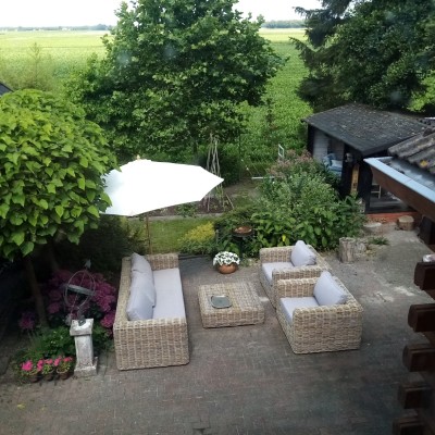overzicht achtertuin met AVH Loungeset