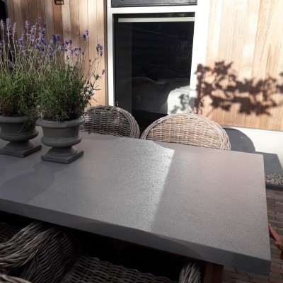 Deze prachtige tuinset is de kers op de taart in onze geweldige tuin.