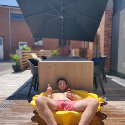 Deze strakke, moderne parasol komt zo goed van pas (toch voor diegene die aan tafel moeten zitten).