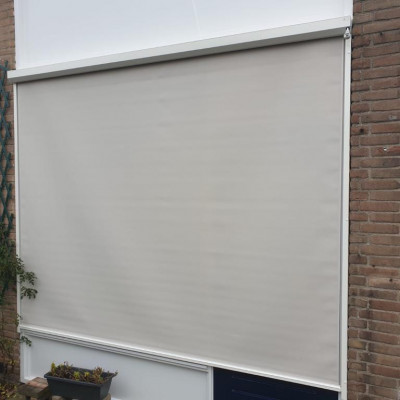 Screen in beige kleur gemonteerd in Warnsveld