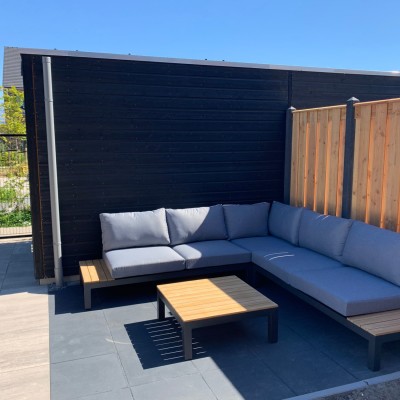 Heerlijk genieten op onze nieuwe bank in onze nieuwe tuin!