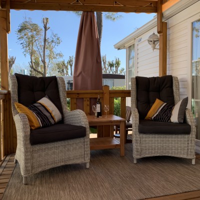 Thuis genieten we al van de loungestoelen.