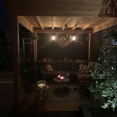 Gezelligheid en heerlijk lounge in de avond
