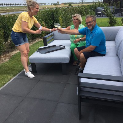 Cheers! De fantastische loungeset maakt deze prachtige plek helemaal af!