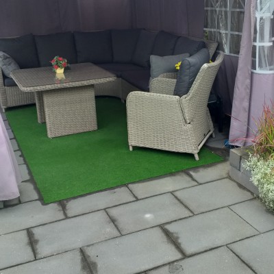 Een geweldig tuinset onder een partytent.