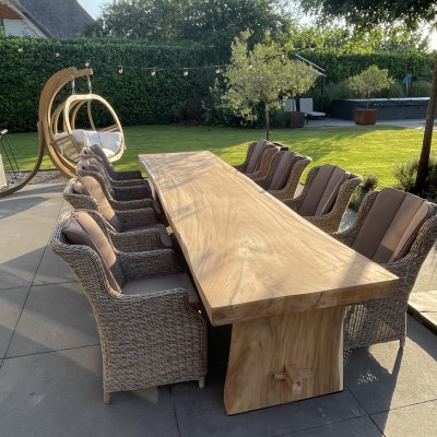 Super mooie boomstamtafel met bijpassende luxe stoelen. Heel blij mee!