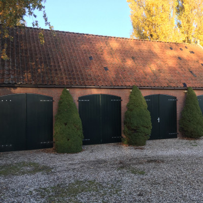 Nieuwe Staldeuren geplaatst in Oud-Beijerland