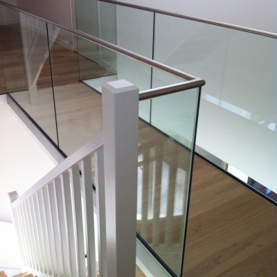 Trap met glazen balustrade