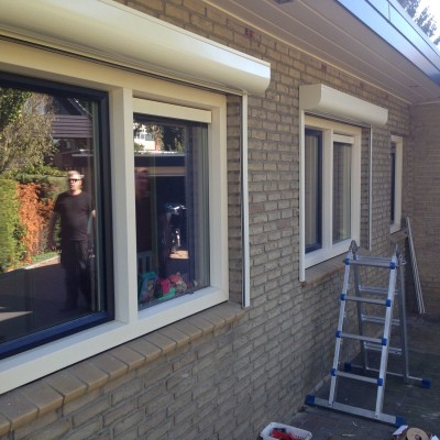 Kunststof kozijn met ventilatierooster op glas